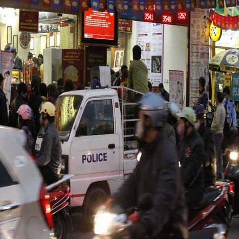 Lực lượng công an cũng rất vất vả khi trời đã nhá nhem tối,dòng người mỗi lúc một đông hơn.