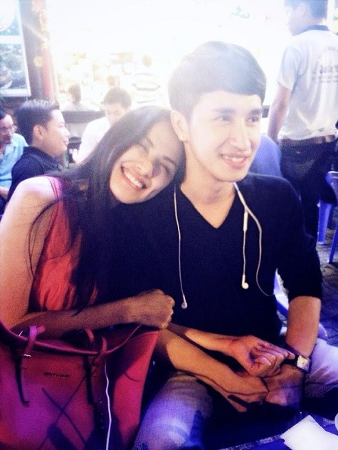 Tỏ ra rất hạnh phúc khi bên cạnh chàng trai khiến người hâm mộ cho rằng đây là người yêu của Hoa hậu