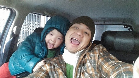 Khải Anh vùi đùa cùng con trai.