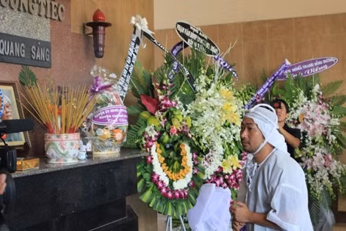 Đạo diễn Nguyễn Quang Dũng thắp nén nhang cuối cùng tiễn đưa người cha tại nhà hỏa táng