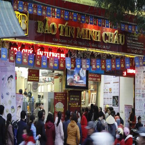 8h sáng, dòng người xếp hàng dài chờ cửa hàng mở cửa để mua vàng cầu may cho cả năm.