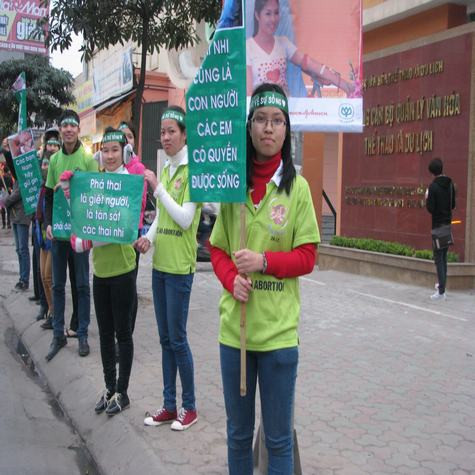 Thông điệp &quot;phá thai là giết người, là tàn sát các thai nhi&quot; của các bạn sinh viên muốn gửi tới mọi người.