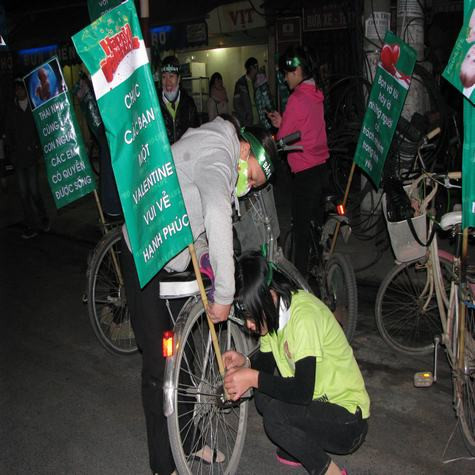 Cuộc hành trình bằng xe đạp được phủ kín những thông điệp mang tên &quot;màu xanh hy vọng&quot;.