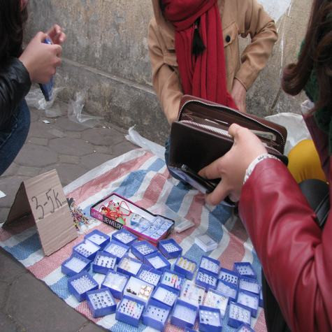 Những bông hoa tai được mạ bạc được bày bán trong ngày valnetine.