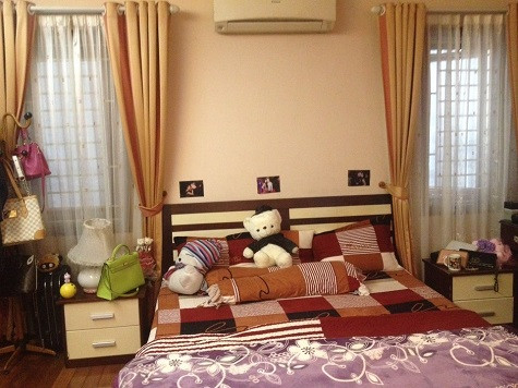 Với gam màu nhã nhặn, phòng ngủ của Bảo Phương được sắp xếp ngăn nắp Với gam màu nhã nhặn, phòng ngủ của Bảo Phương được sắp xếp ngăn nắp