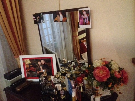 Ngoài những lọ mỹ phẩm, Bảo Phương dán khá nhiều hình ảnh cô và Cao Thái Sơn. Ngoài những lọ mỹ phẩm, Bảo Phương dán khá nhiều hình ảnh cô và Cao Thái Sơn.