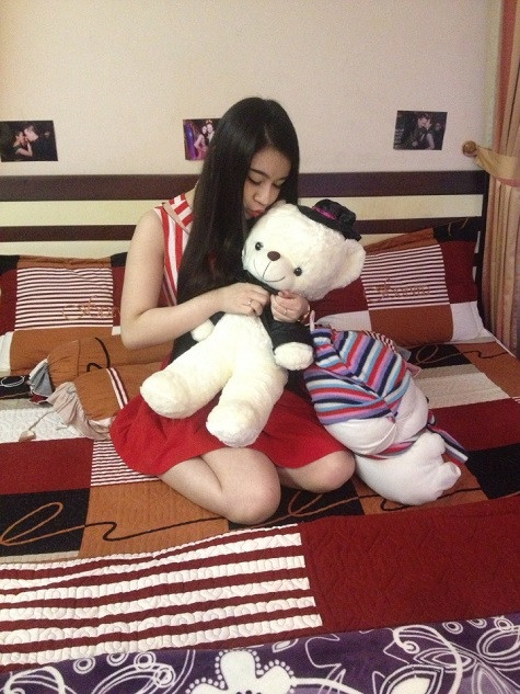 Trên đầu giường, đâu đâu cũng là những bức hình thân mật của Bảo Phương và nam ca sĩ. Trên đầu giường, đâu đâu cũng là những bức hình thân mật của Bảo Phương và nam ca sĩ.