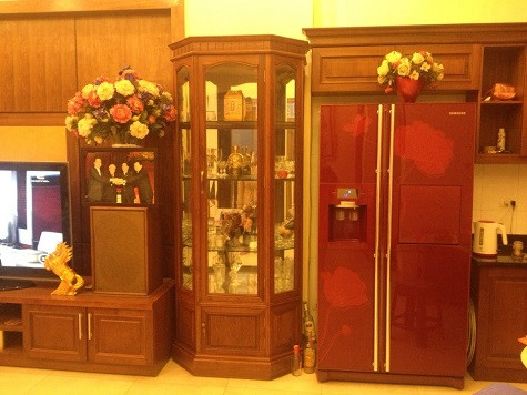 Những chiếc tủ kính và kệ được trưng bày tại phòng khách. Những chiếc tủ kính và kệ được trưng bày tại phòng khách.