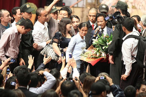 Chế Linh được nhiều người hâm mộ vây quanh Chế Linh được nhiều người hâm mộ vây quanh