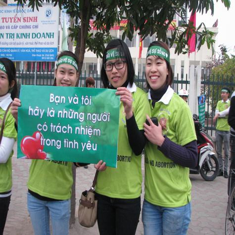 Có mặt tại địa điểm Mai Dịch - Cầu Giấy, các bạn sinh viên Đại học sư phạm đã nhanh chóng truyền tay nhau thông điệp tới những người đang tham gia giao thông.