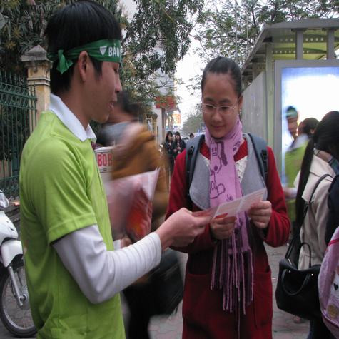 Tờ rơi được các tình nguyện viên chia sẻ tới những bạn trẻ.