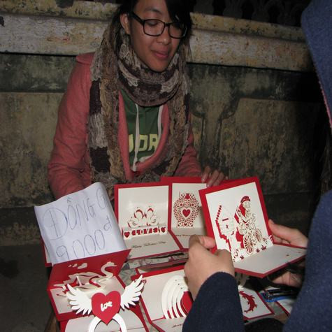 Nhiều bạn trẻ đã tự tay làm kỳ công rất khéo léo cho từng sản phẩm của mình.