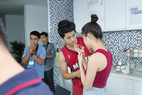 Anh tỏ ra rất quan tâm và thân thiết đến Hoàng Thùy Linh Anh tỏ ra rất quan tâm và thân thiết đến Hoàng Thùy Linh