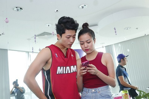 Hary Được biết đến một cách rộng rãi hơn sau vai 'người tình' của Hoàng Thùy Linh trong bộ phim Thần Tượng. Cũng từ sau bộ phim này, Harry cùng Hoàng Thùy Linh trở thành 1 cặp đôi khá thân thiết trong cũng như ngoài cuộc sống. Hary Được biết đến một cách rộng rãi hơn sau vai 'người tình' của Hoàng Thùy Linh trong bộ phim Thần Tượng. Cũng từ sau bộ phim này, Harry cùng Hoàng Thùy Linh trở thành 1 cặp đôi khá thân thiết trong cũng như ngoài cuộc sống.