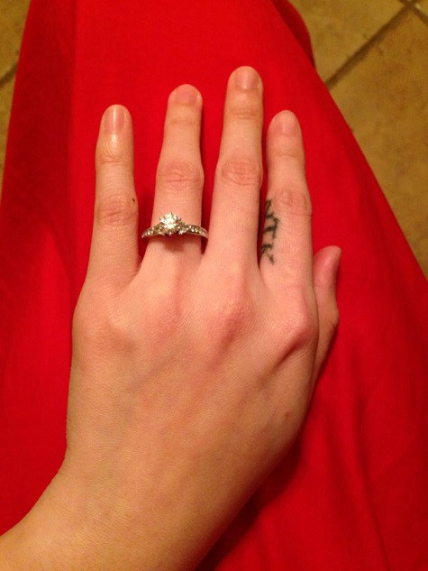 Bức ảnh được nhiều người cho rằng đây chính là nhẫn đính hôn của ca sĩ. Bức ảnh được nhiều người cho rằng đây chính là nhẫn đính hôn của ca sĩ.