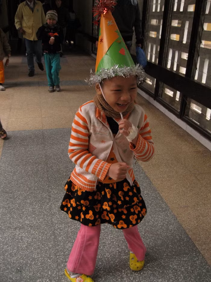 Bé Huyền Trang "nhảy múa" ở hành lang bệnh viện khi vừa mới được lần đầu tiên tham gia đón giáng sinh cùng lớp học.