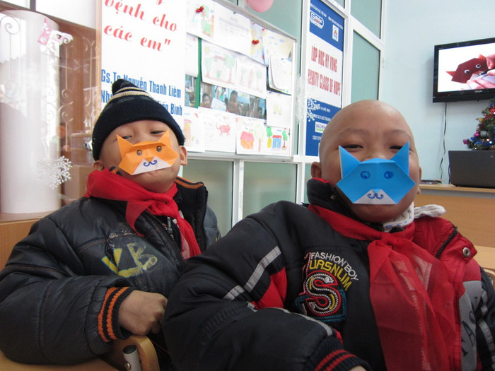 Tiến Anh và Tuấn là một trong "ba chàng lính ngự lâm" của lớp học Hy vọng, luôn đem lại tiếng cười, sự hài hước dí dỏm cho thầy cô và các bạn. Trong giờ thủ công, "hai chàng" nghịch ngợm con mèo giấy, bắt chước tiếng kêu meo meo Tiến Anh và Tuấn là một trong "ba chàng lính ngự lâm" của lớp học Hy vọng, luôn đem lại tiếng cười, sự hài hước dí dỏm cho thầy cô và các bạn. Trong giờ thủ công, "hai chàng" nghịch ngợm con mèo giấy, bắt chước tiếng kêu meo meo