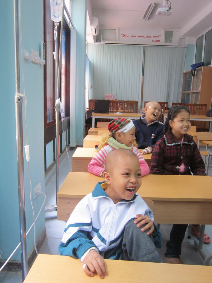 Cả lớp được trận cười nghiêng ngả khi được học cách cười để khỏi bệnh của thầy Huy vui tính trong giờ Kỹ năng sống. Mặc dù một tay đang phải truyền, nhưng tay bên kia Sơn và Huyền Trang đều hoạt động với trò chơi nhẹ nhàng cùng cả lớp Cả lớp được trận cười nghiêng ngả khi được học cách cười để khỏi bệnh của thầy Huy vui tính trong giờ Kỹ năng sống. Mặc dù một tay đang phải truyền, nhưng tay bên kia Sơn và Huyền Trang đều hoạt động với trò chơi nhẹ nhàng cùng cả lớp