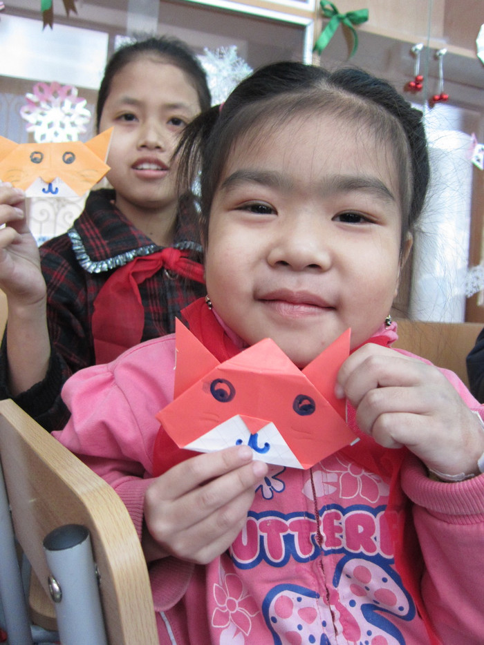 Bé Hải Minh 5 tuổi (học sinh nhỏ tuổi nhất lớp học Hy vọng) hàng ngày vẫn đòi mẹ cho xuống lớp để học cùng các anh chị. Hải Minh rất khéo tay, và đã từng được cô hoa hậu Jenifer Phạm đánh giá bức tranh vẽ gia đình có tính sáng tạo. Bé Hải Minh 5 tuổi (học sinh nhỏ tuổi nhất lớp học Hy vọng) hàng ngày vẫn đòi mẹ cho xuống lớp để học cùng các anh chị. Hải Minh rất khéo tay, và đã từng được cô hoa hậu Jenifer Phạm đánh giá bức tranh vẽ gia đình có tính sáng tạo.