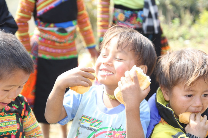 Có lẽ đây là lần đầu tiên các em được ăn thử.
