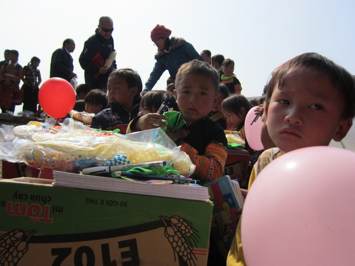 Những đứa trẻ ở bản Kim Bon xa xôi, khắc nghiệt này ngượng ngùng, sợ sệt xen lẫn sự vui mừng khi nhận được quần áo ấm, chiếc dép mới, những quyển vở trắng tinh, thơm tho từ đoàn từ thiện.