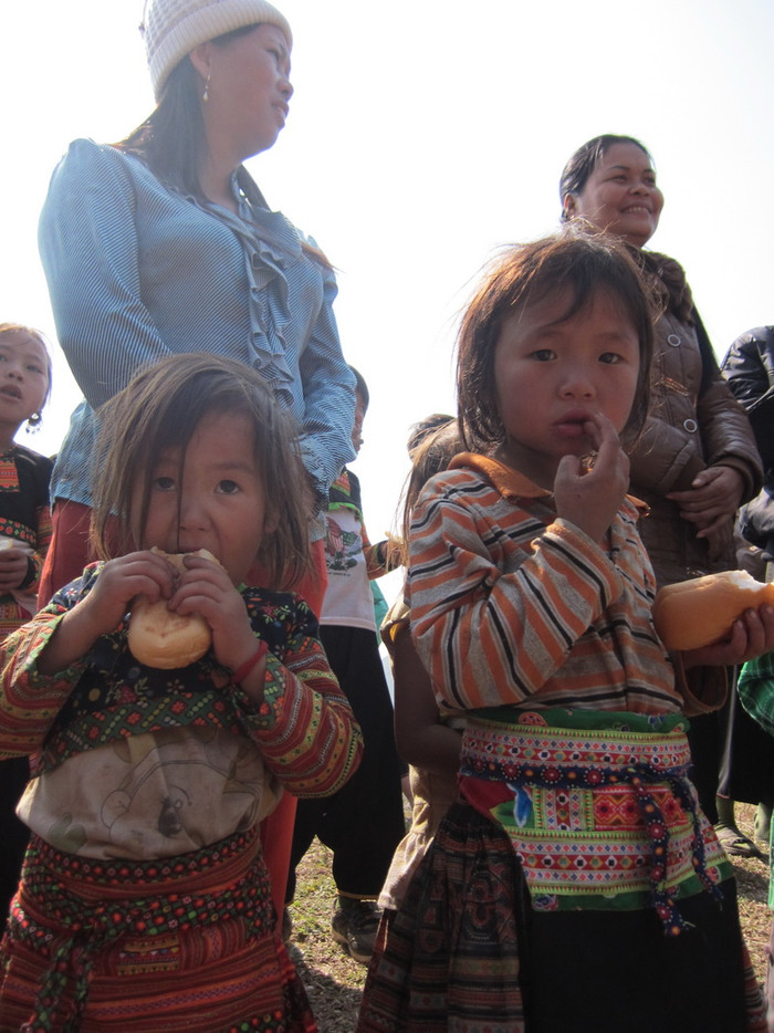 Về thăm lại điểm trường Kim Bon (Kim Bon, Phù Yên), đoàn từ thiện Báo Giáo dục Việt Nam không khỏi xót xa khi chứng kiến trẻ ở đây cầm chiếc bánh mì, vội vàng ăn để "lấp" cái đói, cái rét dưới 10 độ. Nhìn thấy những ánh mắt háo hức, lạ lẫm, nhem nhuốc của bọn trẻ, nhiều người trong đoàn không cầm được nước mắt.