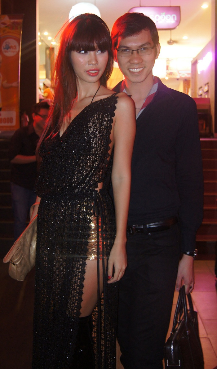 Rất nhiều nghệ sỹ, người mẫu cũng háo hức đi xem Lời nguyền huyết ngải. Hà Anh khiến mọi người ngỡ ngàng bởi chiếc váy ren gợi cảm khoe dáng thon. Cô nhanh chóng tạo dáng bên hotboy Tuân Phạm.