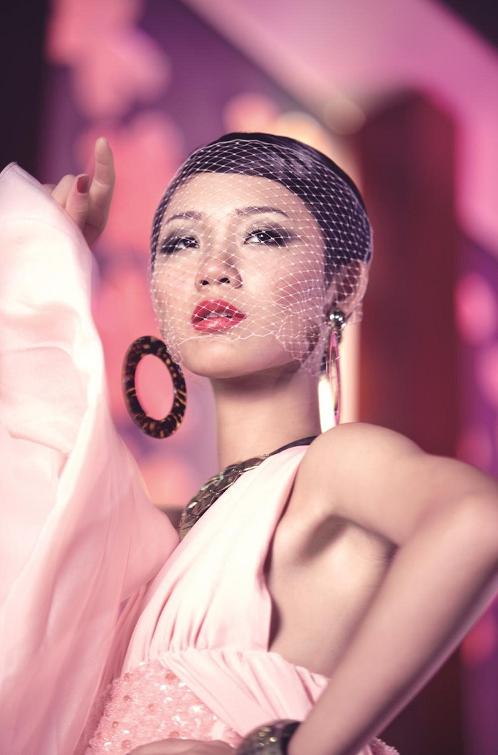 Không có nét mặt góc cạnh nhưng bù lại Trà My lại mang vẻ đẹp sang trọng. Không có nét mặt góc cạnh nhưng bù lại Trà My lại mang vẻ đẹp sang trọng.