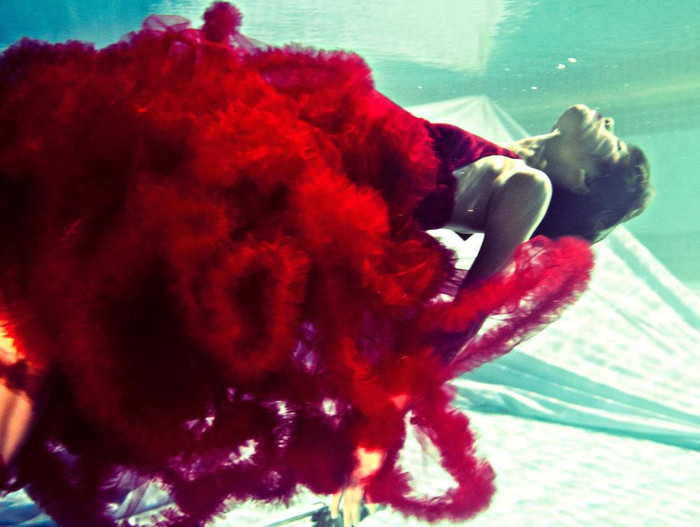 Bức ảnh dưới nước, Trà My đã thể hiện ở một tư thế rất khó. Bức ảnh dưới nước, Trà My đã thể hiện ở một tư thế rất khó.