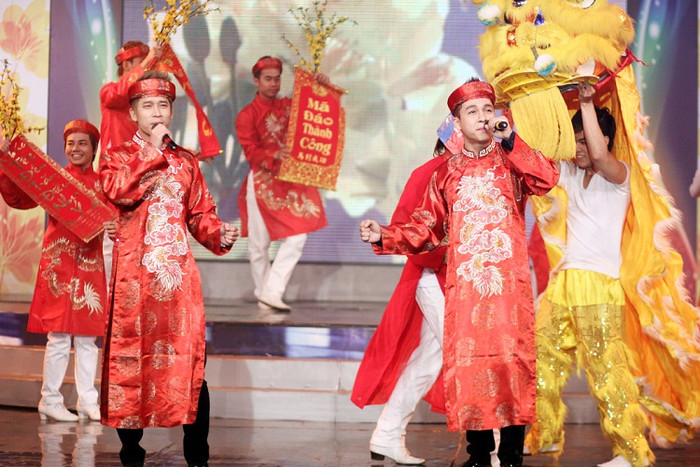 Xuân đã về - một sáng tác nổi tiếng của Phạm Đình Chương được vang lên qua sự thể hiện của hai anh chàng trong nhóm The men, Lê Hoàng và Tiến Dũng trong trang phục áo dài khăn đóng đỏ rực gợi nhớ hình ảnh của những người đàn ông thời xưa đã mang đến một không khí hết sức rộn ràng trên sân khấu Xuân đã về - một sáng tác nổi tiếng của Phạm Đình Chương được vang lên qua sự thể hiện của hai anh chàng trong nhóm The men, Lê Hoàng và Tiến Dũng trong trang phục áo dài khăn đóng đỏ rực gợi nhớ hình ảnh của những người đàn ông thời xưa đã mang đến một không khí hết sức rộn ràng trên sân khấu