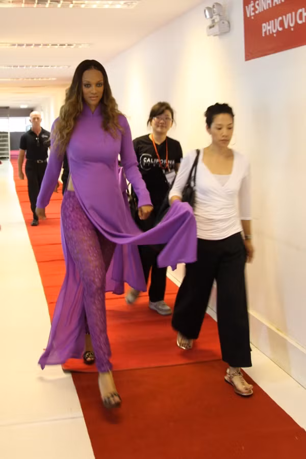Tyra Banks trong tà áo dài truyền thống của Việt Nam trong buổi giới thiệu đêm chung kết sáng nay tại Riverside Palace TPHCM Tyra Banks trong tà áo dài truyền thống của Việt Nam trong buổi giới thiệu đêm chung kết sáng nay tại Riverside Palace TPHCM