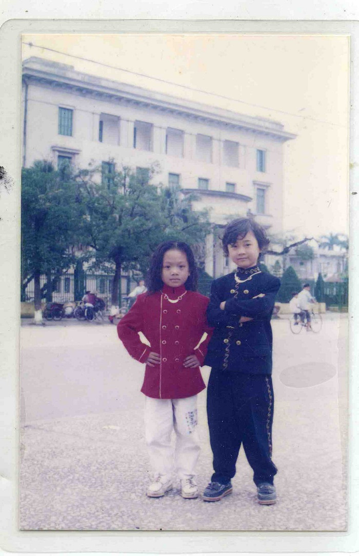 Mặc đồ theo kiểu M.Jackson (bên phải) Mặc đồ theo kiểu M.Jackson (bên phải)