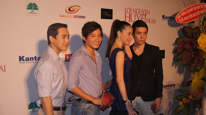 Chung Thục Quyên và bạn trai, cùng Hứa Hỹ Văn chia sẻ niềm vui ngày ra mắt của Lời nguyền huyết ngải. Đây sẽ là bộ phim đặt mục tiêu hút khán giả dịp Tết năm nay.