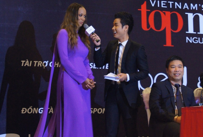 Tyra Banks sẵn sàng trả lời những câu hỏi và cô cho rằng chương trình sẽ mang cơ hội đến cho các cô gái châu Á nhiều hơn Tyra Banks sẵn sàng trả lời những câu hỏi và cô cho rằng chương trình sẽ mang cơ hội đến cho các cô gái châu Á nhiều hơn