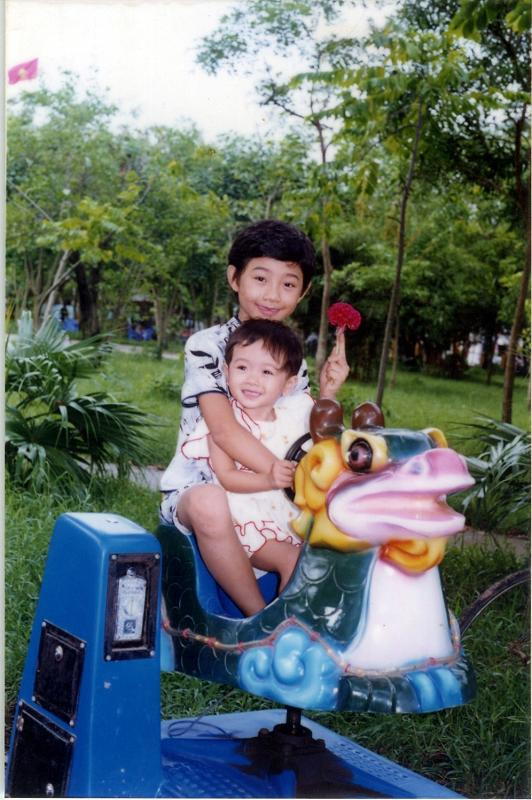Trà My sinh trong một gia đình có 3 chị em. Tuy là chị lớn nhất trong nhà nhưng My từ nhỏ vẫn rất thích làm nũng để tranh thủ tình cảm của bố mẹ và ông bà. Trong bức ảnh này, Trà My ôm em gái và nhìn cô khá giống con trai. Trà My sinh trong một gia đình có 3 chị em. Tuy là chị lớn nhất trong nhà nhưng My từ nhỏ vẫn rất thích làm nũng để tranh thủ tình cảm của bố mẹ và ông bà. Trong bức ảnh này, Trà My ôm em gái và nhìn cô khá giống con trai.