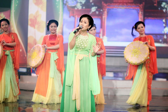 Nữ ca sỹ có chất giọng ngọt ngào, mượt mà Vân Khánh đã lâu mới tái ngộ với khán giả mộ điệu. Đến với chương trình, chị thể hiện một sáng tác của Phan Hồng Sơn mang tên Tháng giêng hò hẹn. Với chất giọng ấy, lối hát ấy và bộ áo dài quen thuộc, Vân Khánh đã chiếm trọn cảm tình của khán giả. Nữ ca sỹ có chất giọng ngọt ngào, mượt mà Vân Khánh đã lâu mới tái ngộ với khán giả mộ điệu. Đến với chương trình, chị thể hiện một sáng tác của Phan Hồng Sơn mang tên Tháng giêng hò hẹn. Với chất giọng ấy, lối hát ấy và bộ áo dài quen thuộc, Vân Khánh đã chiếm trọn cảm tình của khán giả.