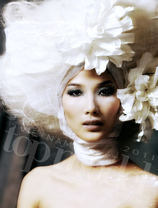 Hoàng Thùy trong bộ ảnh thể hiện nét đẹp như một đóa hoa. Hoàng Thùy trong bộ ảnh thể hiện nét đẹp như một đóa hoa.