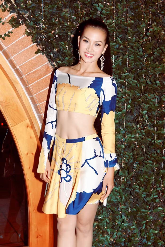 Người mẫu Anh Thư gần đây chưa khi nào xuất hiện với dáng vẻ quá trẻ trung như vậy. Váy xòe, áo ngắn giúp Anh Thư khoe được vóc dáng chuẩn của cô