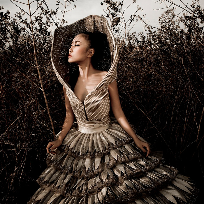 Em trai Đoan Trang - Cao Trung Hiếu chính là giám đốc sáng tạo cho single lần này, người đã giúp Đoan Trang có rất nhiều thành công trong thời gian qua