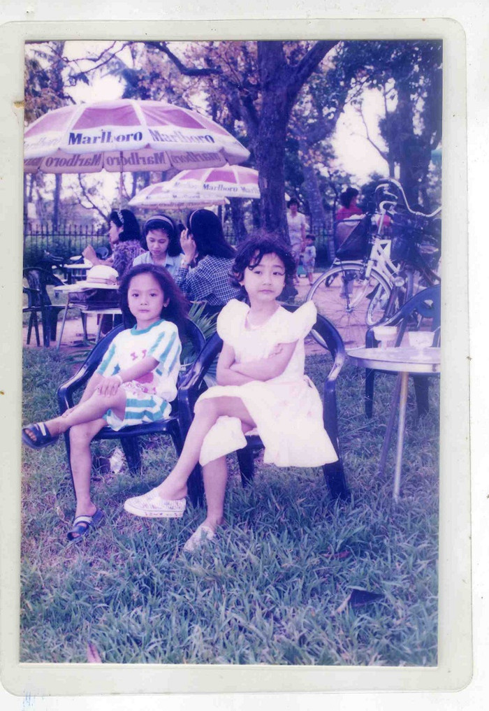 Trà My (phải) đã biết tạo dáng người mẫu khi còn bé Trà My (phải) đã biết tạo dáng người mẫu khi còn bé