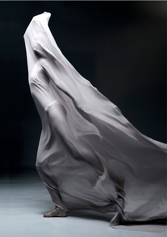 Trà My tạo dáng với lụa cũng khá quyến rũ Trà My tạo dáng với lụa cũng khá quyến rũ