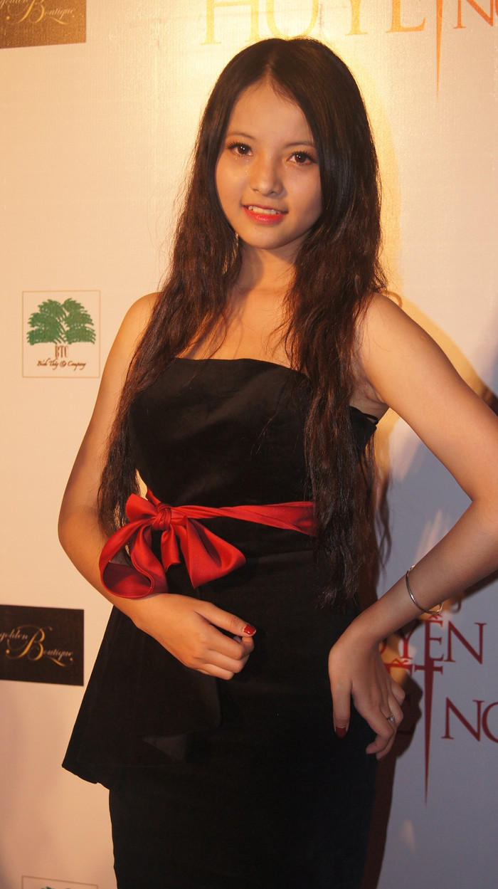 Diễn viên mới Y Dương trong vai Chiêu Dương cũng tự tin khoe dáng. Phần thể hiện của Y Dương trong phim khá khó vì chỉ biểu lộ qua gương mặt, điệu bộ chứ không nhiều thoại