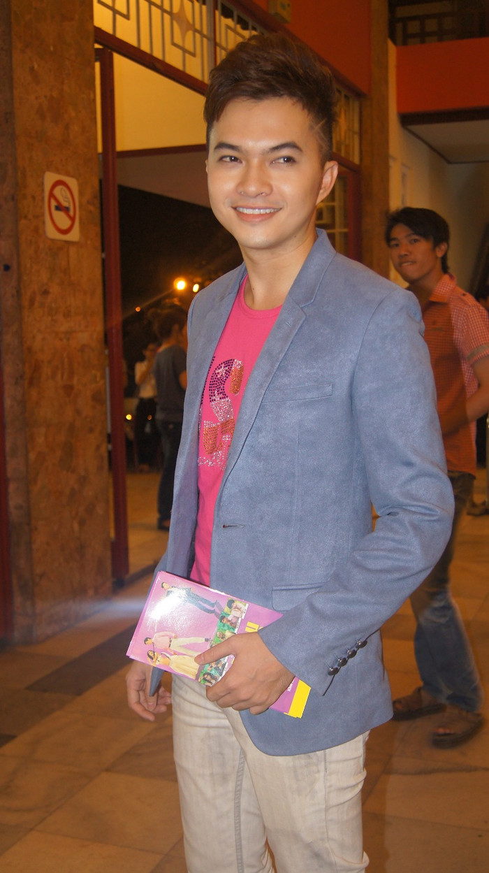 Ca sĩ Nam Cường không bỏ lỡ cơ hội xem trước phim Tết khá hấp dẫn