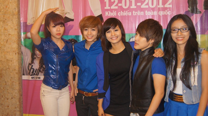 Nhóm X5 đến chia vui cùng chị Kim Phương và "Vũ điệu đường cong". Ngày 12/1 bộ phim chính thức ra rạp trên toàn quốc.