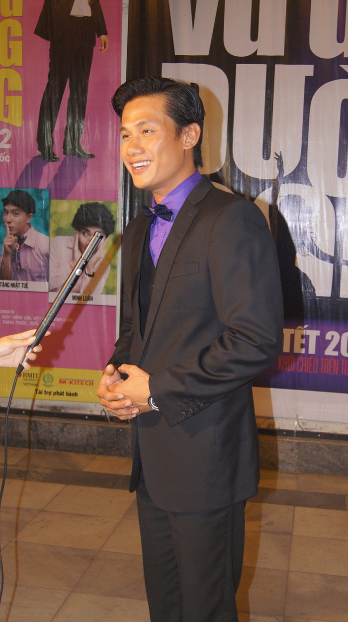 Diễn viên Võ Thành Tâm vào vai một chàng trai quá say mê công việc mà quên đi những hạnh phúc thường ngày xung quanh mình. Đây cũng là thông điệp của bộ phim, đôi khi hãy nhìn lại chính mình. Bên cạnh đó, phim còn có sự góp mặt của nghệ sỹ Hoài Linh, Hồng Vân, Hoàng Sơn, ca sĩ Siu Black, người mẫu Bình Minh...