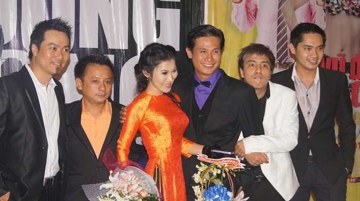 Ê kíp làm phim khá đông đảo và thu hút.