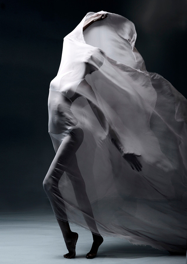 Làm dáng mềm mại với dải lụa. Làm dáng mềm mại với dải lụa.