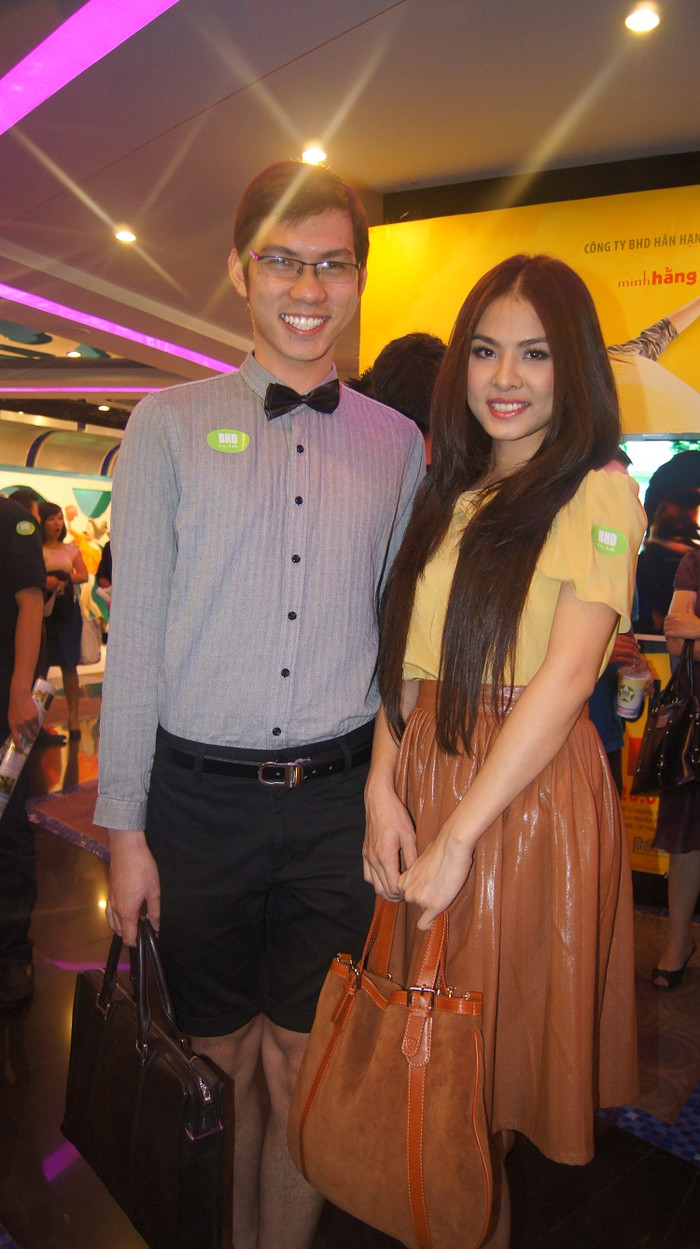 Vân Trang cùng Tuân Phạm đi xem phim. Cả 2 rất háo hức để xem lần này anh chàng đa tình Huy Khánh trong "Cô dâu đại chiến" năm ngoái sẽ xử lý chuyện tình cảm ra sao