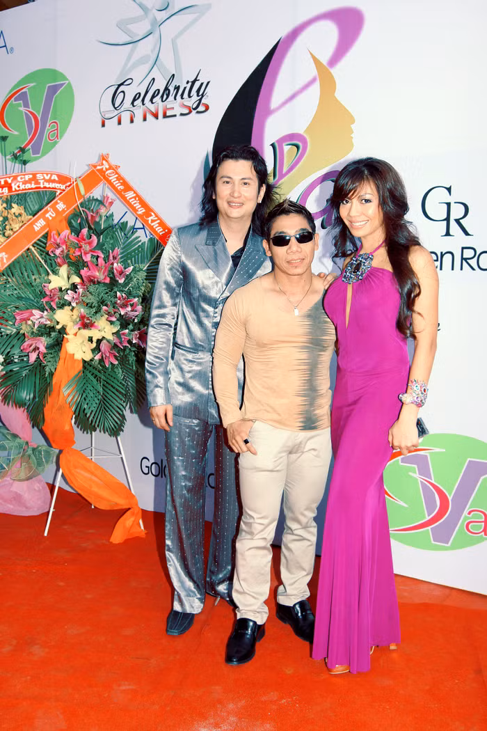 Lực sỹ Phạm Văn Mách dạo này rất năng đến các sự kiện liên quan tới người đẹp, ca sĩ. Bên phải là ca sĩ Như Ý.