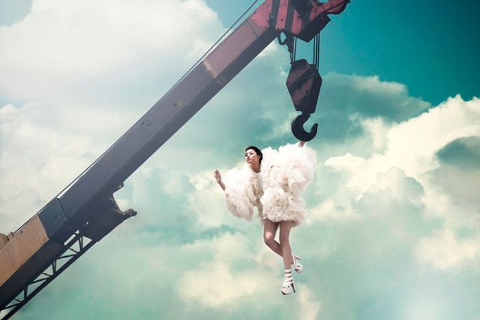 Trà My cũng rất thảnh thơi khi bị cẩu lên cao. Trà My cũng rất thảnh thơi khi bị cẩu lên cao.